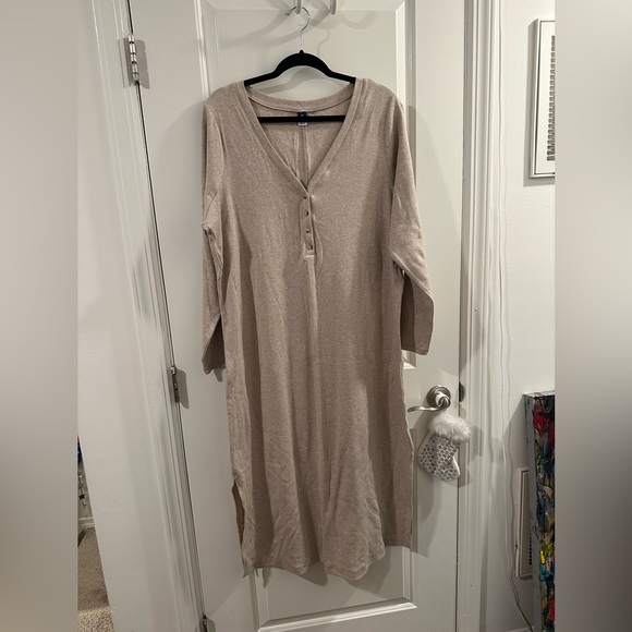 Old Navy Fitted Long-Sleeve Heathered Rib-Knit Henley Midi Dress Heather Biege - Picture 4 of 11